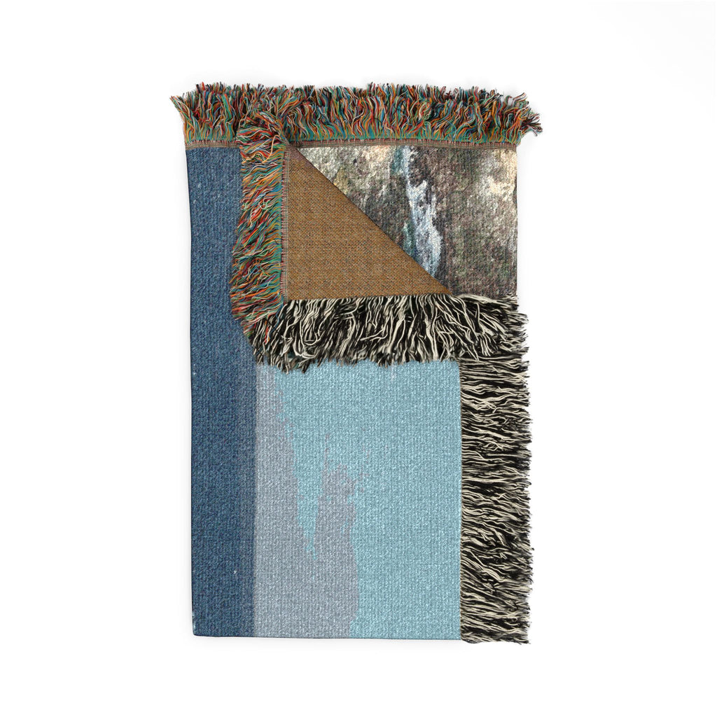 Coastal Ocean Waves Woven Blanket — Seaside Tapestry Throw